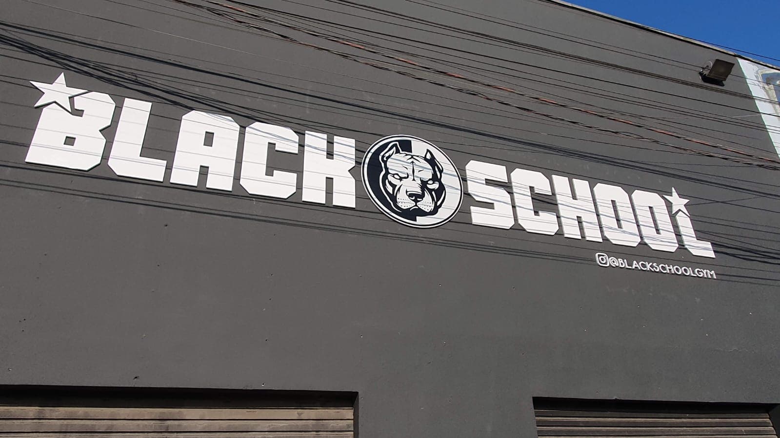 Fachada em preto e branco da Black School
