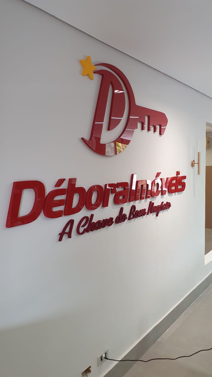 Interno em ACM com vermelho espelhado e estrela amarela