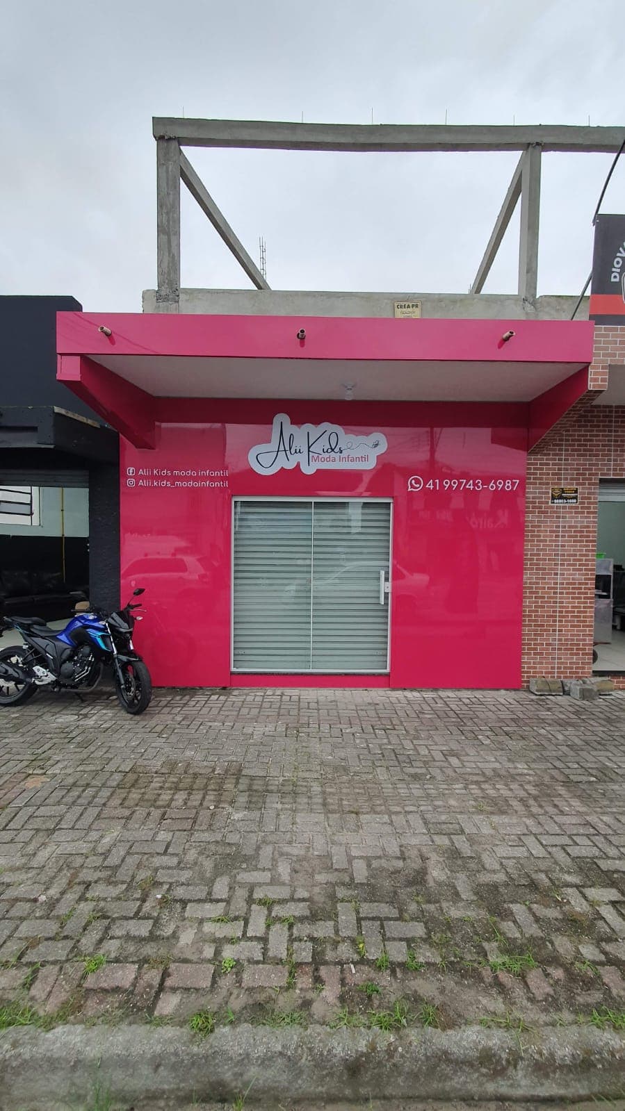 Fachada comercial em rosa espelhado