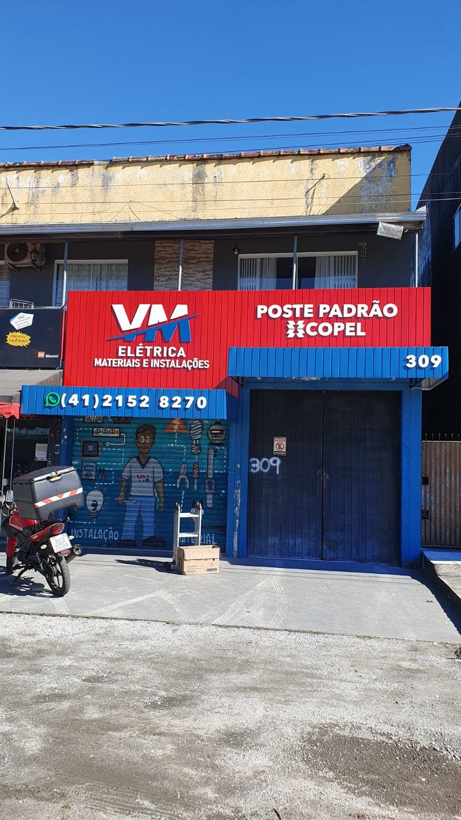 Fachada em ACM com pintura vermelho, azul e branco